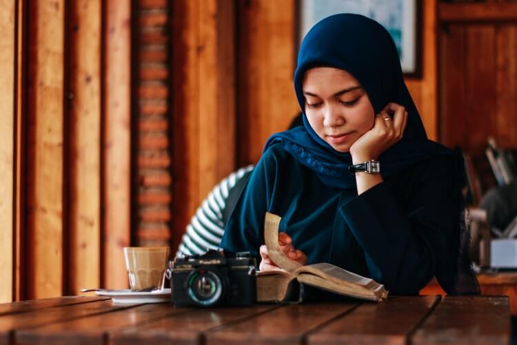 Muslim Women Artist - Unsplash - For Creative Girls