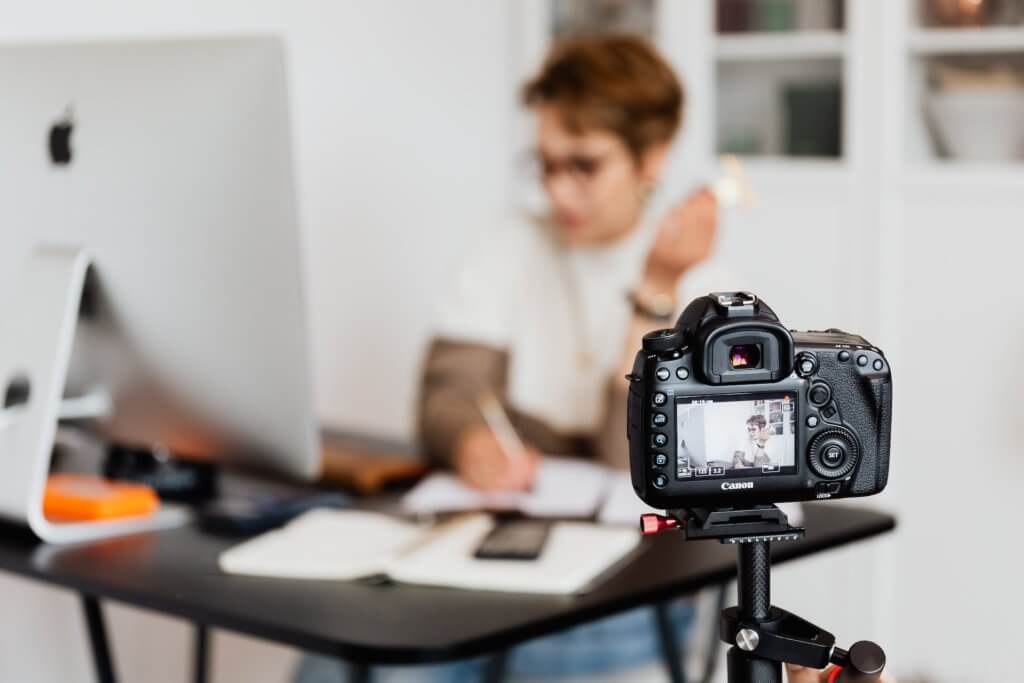 5 Killer Tips to Become a Pro Female Vlogger